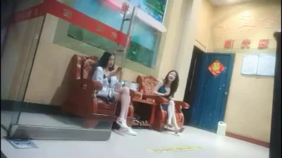 按摩店内挑的眼花缭乱，最后选了一个气质人妻熟女